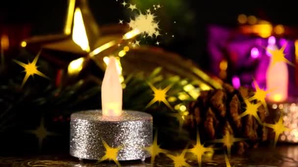 圣诞装饰用燃烧的蜡烛 礼品盒上的星星 伯利恒的星星和闪耀的星星 — 图库视频影像