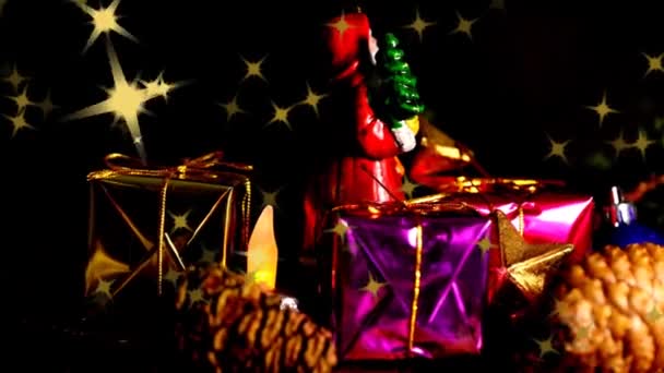 圣诞老人来了 他带着礼物和闪闪发光的星星坐在转盘桌上 — 图库视频影像