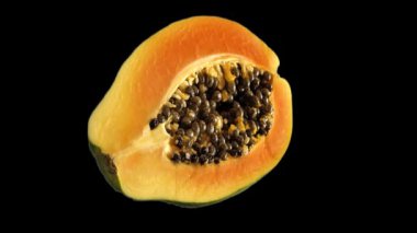 Tohumlarla kesilen papaya dönüşleri ve sonra makro görüntüye karışıyor