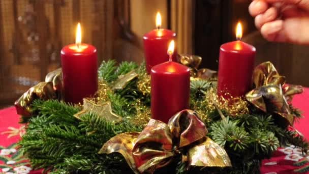 德国传统圣诞 在转盘桌上放上四支燃烧的蜡烛 献上花环 — 图库视频影像