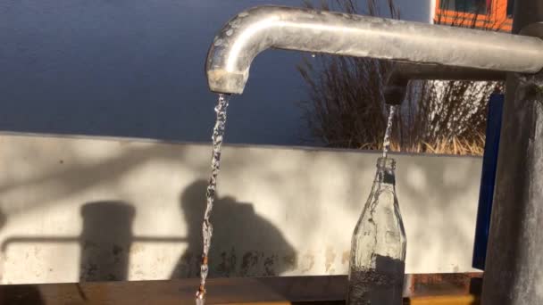 Pozo Mineral Público Alemania Sombra Hombre Llenando Agua Una Botella — Vídeo de stock
