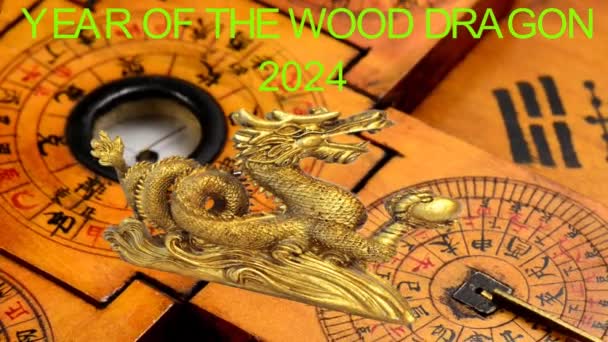 2024 Rok Drewnianego Smoka Figura Chińskim Kompasie Toczenia — Wideo stockowe
