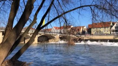 Neckarin Baden-Wuerttemberg nehri üzerindeki Nuertingen şehrine panoramik manzara, Almanya