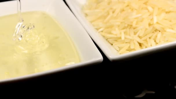 Reissirup Läuft Einem Teller Mit Reiskörnern Auf Einem Wendetisch Herunter — Stockvideo