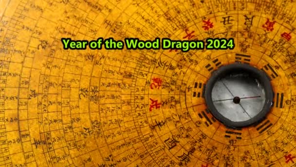 2024年风水年的木龙 在一个转弯抹角的中国罗盘上出现 — 图库视频影像