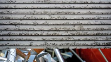 Metal atık geri dönüşüm konteynırları jaluzi ve geri dönüşüm tabelasıyla çalışıyor.