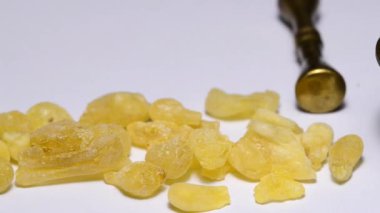 Olibanum, kamera sürücüsü olan bezelyeler ve sehpada haplar.