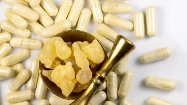 Olibanum hapları ve bezelyeler bir sehpanın üzerinde ve kamera sürücüsü ile