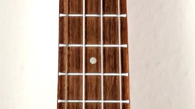 Ukulele, kamerayı aşağıya doğru eğ.