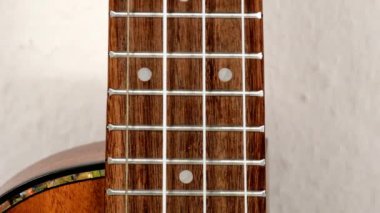 Kamera yukarı doğru eğimli Ukulele
