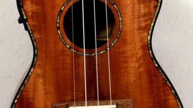 Kamera yukarı doğru eğimli Ukulele