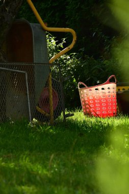 El arabası gübre ızgarası ve parlak sepeti olan bahçe.