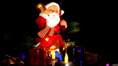 Noel Baba, beşik ve hediyelerle bir sehpanın üzerinde Noel süslemesi