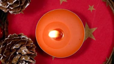 Noel mumu bir dönüm masasında, konili bir çelenge zum yap