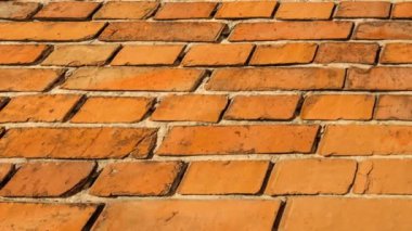 Kırmızı tuğlalardan oluşan duvar ileri ve geri hareket ediyor.