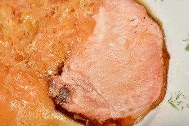 Pirzola teli ve lahana turşusundan pişirilmiş domuz eti.