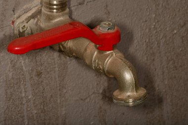 Bodrumda eski su musluğu