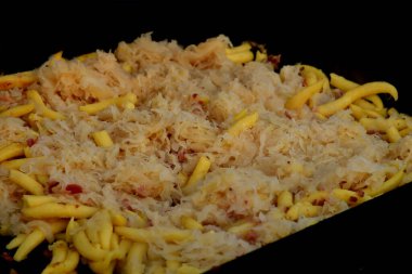 Mutfak tahtasındaki kabuklu taze havuçlar.