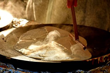 Mutfak tahtasındaki kabuklu taze havuçlar.