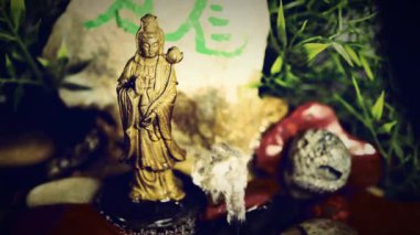 Guanyin tanrısı Çin ejderhasının karşısında.