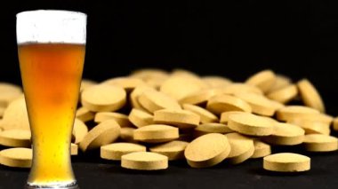 Bira mayası tabletleri bir bardak Alman buğday birası ile bir dönüm masasında