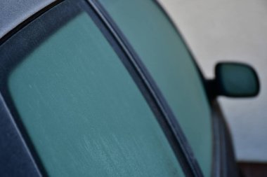 Almanya 'da kışın buzlu camlı araba