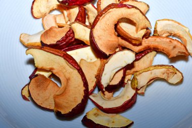 Atıştırmalık olarak kurutulmuş elma parçaları.