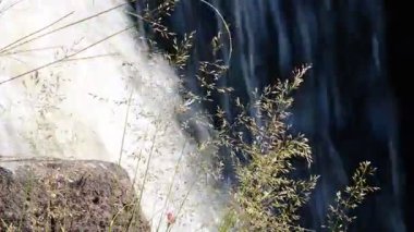  Fransa 'da tarihi bir demir dökümhanesinin sanayi kanalında şelale.