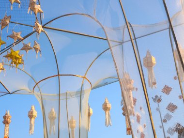 Tha Phae Kapısı, Chiang Mai, Tayland. Loy Krathong Festivali. Güzel bir asılan lamba süsleyin. Fener feneri..