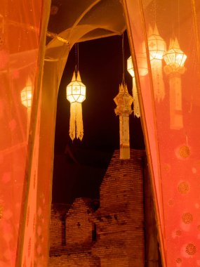 Tha Phae Kapısı, Chiang Mai, Tayland. Loy Krathong Festivali. Güzel bir asılan lamba süsleyin. Fener feneri..