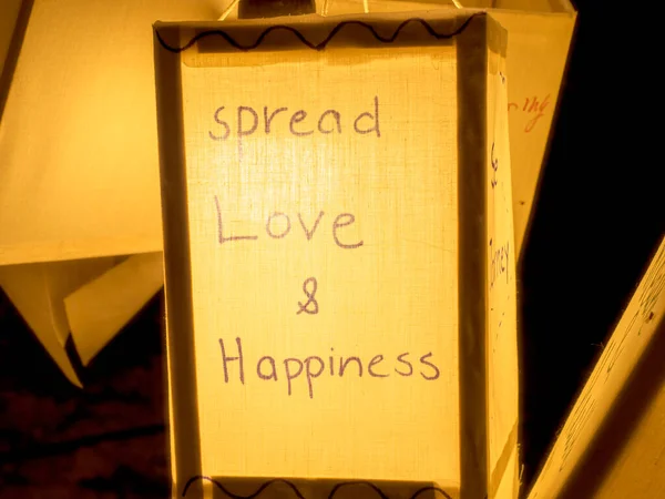 Turisti Scrivono Loro Sentimenti Lanterne Stoffa Diffondere Amore Eppiness Tha — Foto Stock
