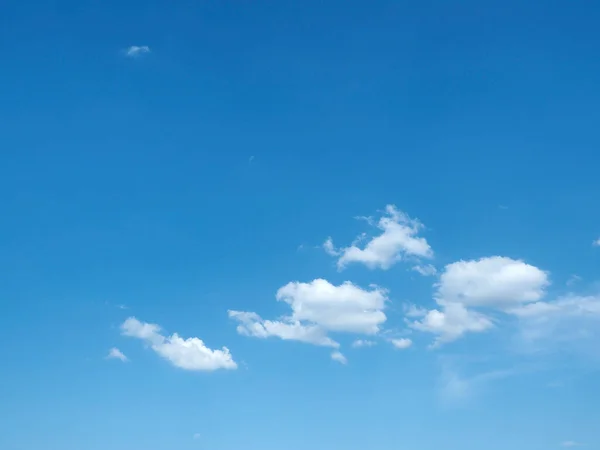 明確な空の背景を持つ素敵な雲とメッセージを書くためのスペースがあります — ストック写真