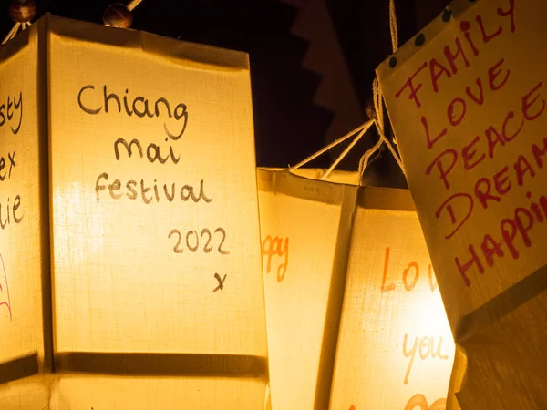 観光客は布製の提灯に気持ちを書きます チェンマイ フェスティバル2022 タイのチェンマイにあるペハイ門 クラトン祭 — ストック写真