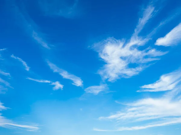 Tuuli Lepattaa Valkoisia Pilviä Sinisellä Taivaalla — kuvapankkivalokuva