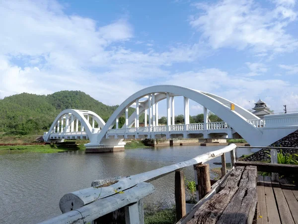 Белый Мост Тха Чомпху Лампхун — стоковое фото