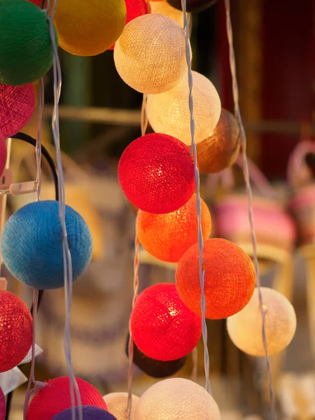 棉球灯花环 派对之夜带着一个小球 — 图库照片
