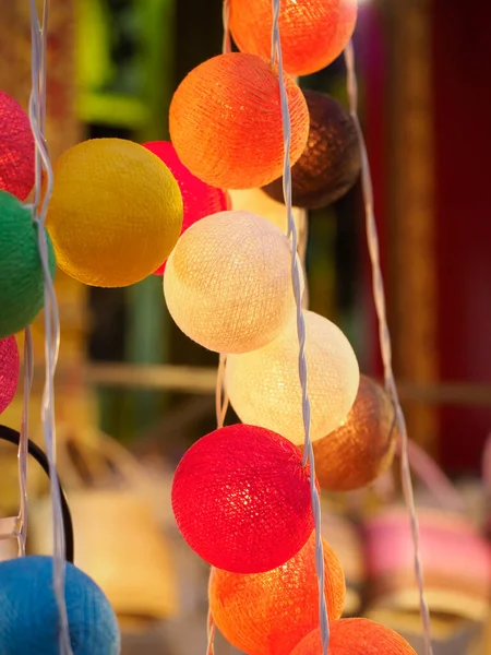 棉球灯花环 派对之夜带着一个小球 — 图库照片