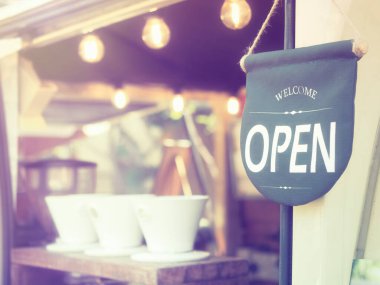Kafe şimdi açık. Kahve dükkanı geçmişi.