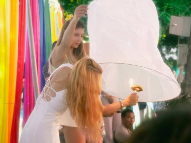 İnsanlar, yangın ve dilek, Uçan Fener, Tayland 'da Loy Krathong Festivali, Chiang Mai, Tayland - 15 Kasım 2024