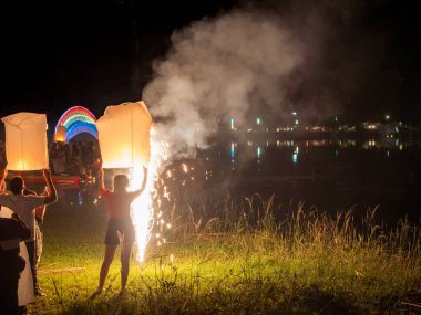 İnsanlar, ateş ve dilek, Uçan Fener, Tayland 'da Loy Krathong Festivali