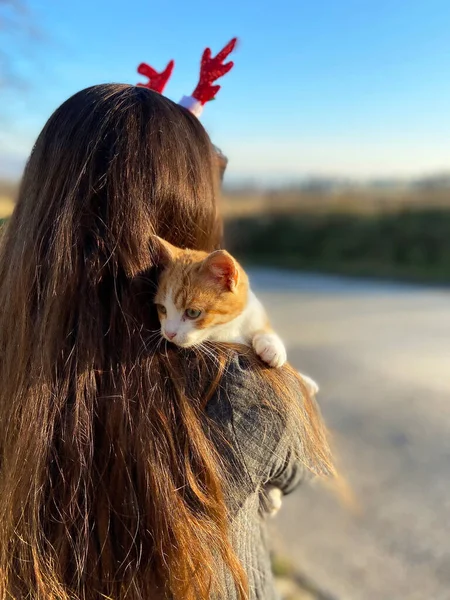 Kotě Sedí Rameni Dívky Venku Stock Obrázky