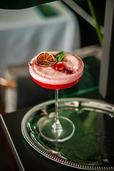 Bebida Cocktail Alcoólica Rosa Senhora Com Gim Xarope Granadina Suco Imagem De Stock