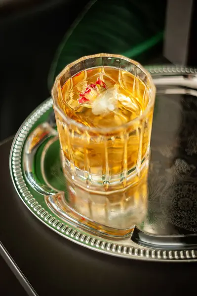 Whiskey Kryształowej Szklance Kostkami Lodu Czarnym Cieniem Wysokiej Jakości Zdjęcie Zdjęcie Stockowe