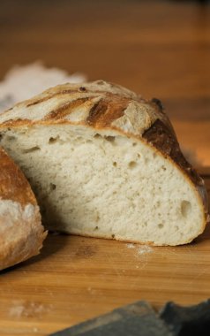 Taze kokulu ev yapımı ekmek. Lezzetli.