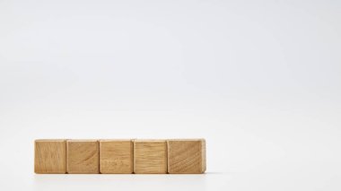 Beyaz arkaplandaki mesaj sözcüğü için boş kopya alanı olan tahta oyuncak küp blokları