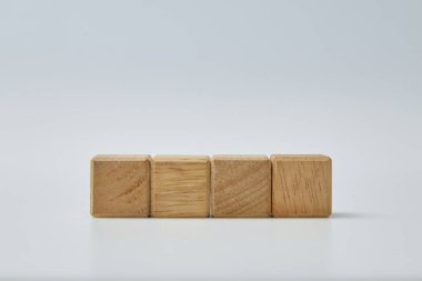 Beyaz arkaplandaki mesaj sözcüğü için boş kopya alanı olan tahta oyuncak küp blokları