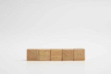 Beyaz arkaplandaki mesaj sözcüğü için boş kopya alanı olan tahta oyuncak küp blokları