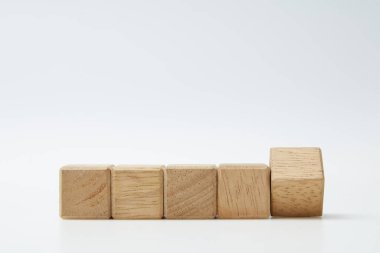 Beyaz arkaplandaki mesaj sözcüğü için boş kopya alanı olan tahta oyuncak küp blokları