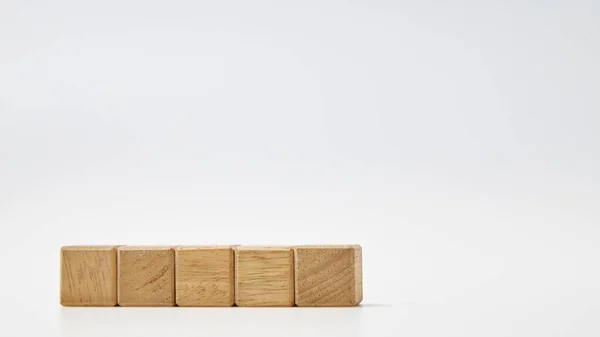 木製のおもちゃキューブブロック空のコピースペースとともにメッセージワードのための白い背景 — ストック写真