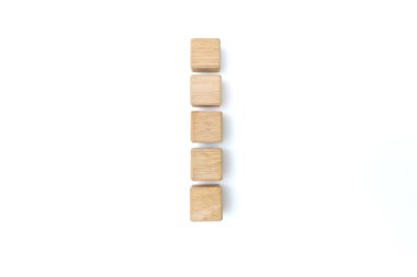 Beyaz arkaplandaki mesaj sözcüğü için boş kopya alanı olan tahta küp blokları. maket- up üst görünüm düzeni